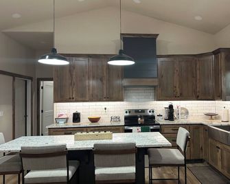 The perfect, quiet hideaway! Spacious 1-bedroom with all the amenities of home. - Tahlequah - Keuken