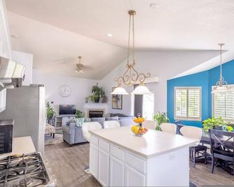 Farmington Gem 6br Private Fenced Yard Sleeps 15 - Farmington - Comedor