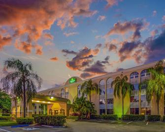 La Quinta Inn & Suites by Wyndham Miami Lakes - Miami Lakes - Bâtiment