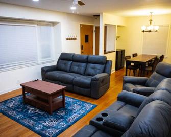Warm spacious midsize home w/ comfort and fun - Glendale - Living room