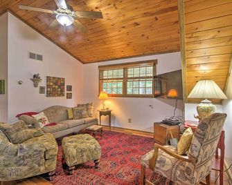 Couples Cabin - 5 Mi to DT Berkeley Springs! - Berkeley Springs - Pokój dzienny