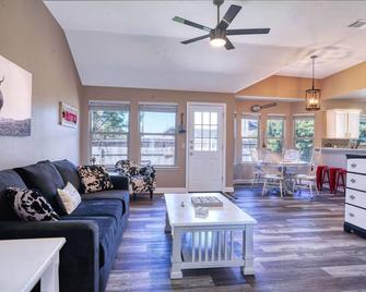 Hip, Spacious Hutto Home 4/2, 3 Mins to Kalahari, Hutto Co-Op, and Dell Diamond - Hutto - Living room