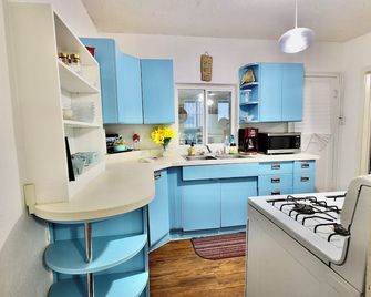 Cozy 2-bedroom house in welcoming El Paso with WiFi, AC entire home - El Paso - Kitchen