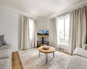 New Modern 4-Bedroom Home With Arcade Games – Near Downtown Cleveland & Airport! - Parma - Living room