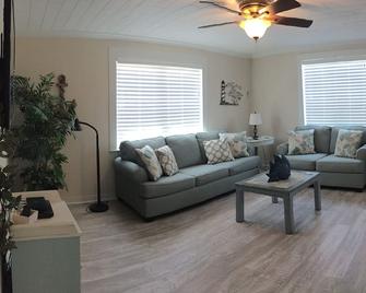 Candlelight Cottages by the Beach - Rockport - Living room