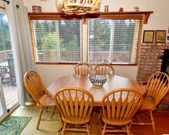 Hillcrest Lodge - ביג בר לייק - חדר אוכל