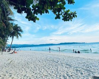 Nigi Nigi Nu Noos 'e' Nu Nu Noos - Boracay - Beach