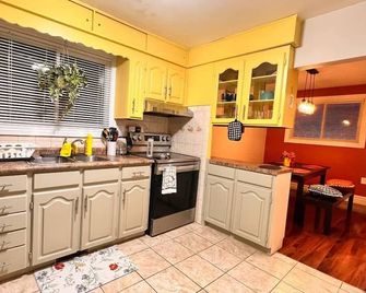 Affordable Downtown Private Rooms - Windsor - Keuken