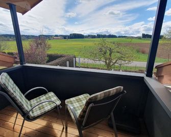 Vacation apartment with a beautiful view - Marktoberdorf - Balkon