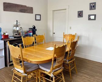 3 Bedroom • Farmhouse on Plum Creek • Wildlife • Quiet Getaway • Sleeps up to 10 - Bushton - Comedor