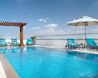 Hilton Garden Inn Dubai Deira - Dubai - Pool