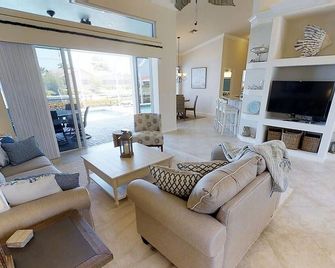 Sunny Pool & Spa inside Lanai! Dock and Water access! 3bd 2bath home. - Marco Island - Living room