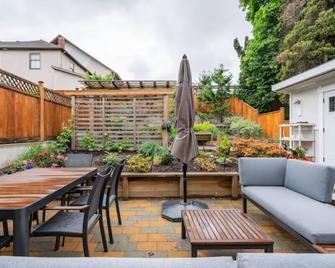 Private Suite!! Convenient location for Commuters, Essential Workers and Trades! - New Westminster - Patio