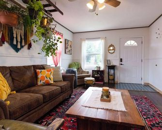 Boho Bungalow w/Hot Tub 4 Blocks From Downtown Silverton - Silverton - Sala de estar