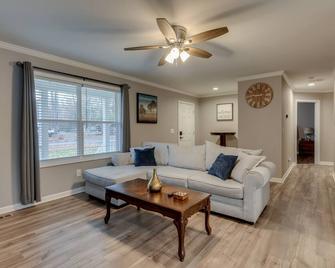 Family-Friendly Home with Deck Near Colonial Beach! - Colonial Beach - Living room