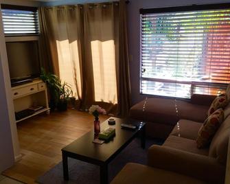 1 Block From The Ocean! Monthly Rental Available. (Noise Sensitive Complex) - Avila Beach - Living room