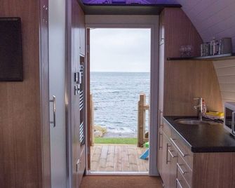 Door to the Shore - Seafront Cottages - Fraserburgh - Küche