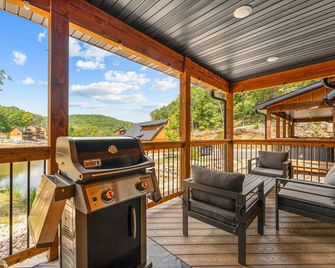 Retreat w Arcade-Pvt Hot Tub-Free Daily Tickets-Community Indoor Pool-Near Thunder Ridge - Hollister - Balcony