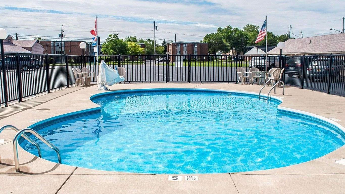 Castle Inn & Suites