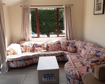Green Barn accommodation on a working farm in the heart of Gladstone. - Masterton - Living room