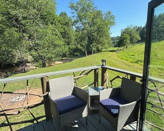 Tiny cabin sits by a bubbling, stocked creek. Pet friendly for a fee, hot tub - Hillsville - Balcón