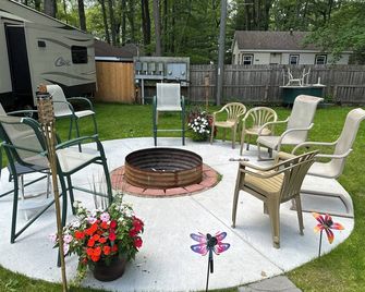 JoAnn Cabin at Kin Cabins w/AC, fireplace, canoe - Grayling - Patio