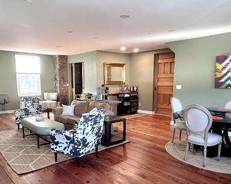 Rustic-chic carriage house with WiFi, AC and breath taking views - Little Falls - Sala de estar