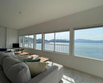House with Ocean view good for 8PPL Free WiFi - Suo-Oshima - Sala de estar