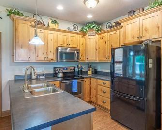 Free night with any 2+ day reservation, now through March 31 - Dillsboro - Кухня