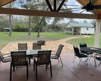 Central Tx House and/or Cabin on 3 acres w/ potential access to 800 acre ranch - Columbus - Binnenhof
