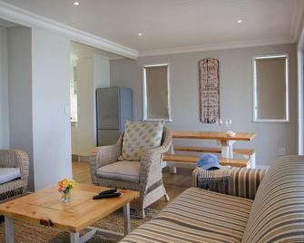 Seals Backpackers - Saint Francis Bay - Wohnzimmer