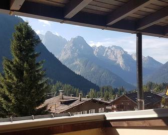 Wonderful view of the Brenta Dolomites, large living room to relax - Madonna di Campiglio - Balcony