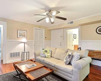 Cozy Condo with Patio 1 Block to Forsyth Park - Savannah - Living room