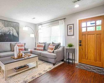 ‘Bit-O-Glam’ Welcomes You 3 Bedroom 2 Bath Home ️ - Madison - Sala de estar