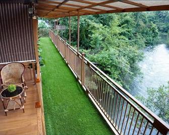 Mazhavilkadu Forestresort & Restaurant - Kozhikode - Balcón