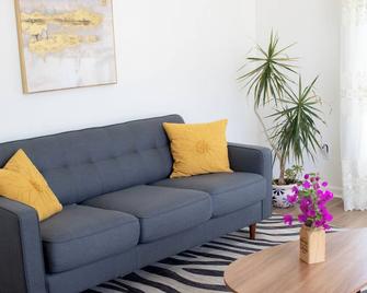 Stunning Views & Private Backyard & Game Room & Grill in Great Location - סן דייגו - סלון