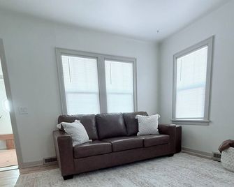 Beautiful 4-bedroom, 2 bath house in central Glendive near Yellowstone River - Glendive - Obývací pokoj