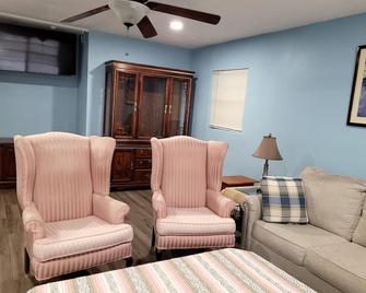 Affordable Casual Living in Altamonte Springs for Large Group - Altamonte Springs - Living room