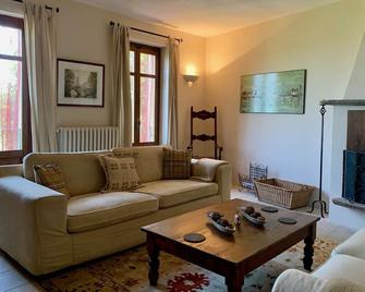 Beautifully restored character farmhouse in medieval hilltop village in Piedmont - Fontanile - Sala de estar