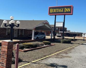 Heritage Inn Duncan HWY 81 with Large vehicle truck parking - Duncan - Building