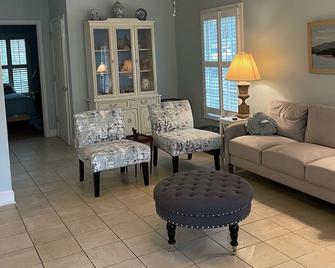 The Cottage at Olive Creek - Booking now! - Thomasville - Living room