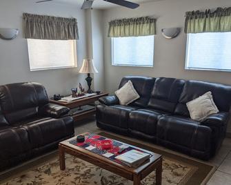 Peaceful Retreat Apartment with carport in city limits - Quitman - Living room