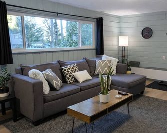 Comfortable Home in the Comox Valley - Comox - Huiskamer