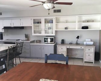 Savor the Sun, Golf, Hiking & Pool Time! - Sun City - Cocina