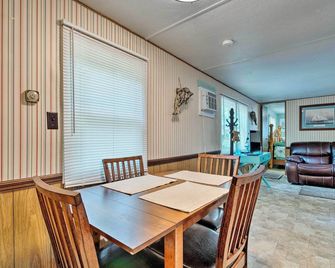 Cabin w/ Fire Pit, Walk to Steinhatchee River! - Steinhatchee - Dining room