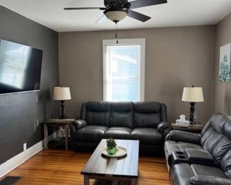 Corner Cottage near to downtown! - Taylorville - Obývací pokoj