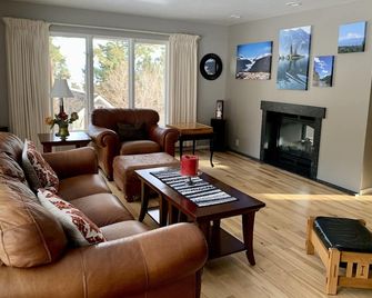 Recently Renovated Family Home - Helena - Living room