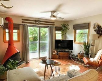 + The Cabin + @ Camp Potomac Peak - Berkeley Springs - Living room