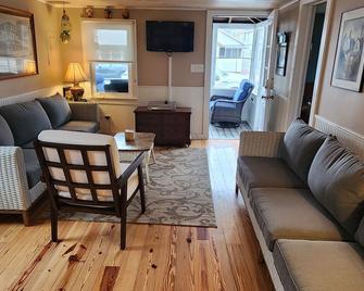 Charming 3 Bedroom House 2 Blocks From Manasquan Beach. 5 Beach Badges Included - Manasquan - Living room