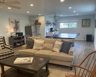 Amazing Round Top Retreat - Round Top - Living room